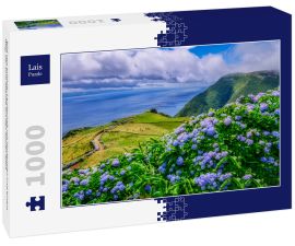 Lais Puzzle - Bild von schöner Landschaft mit Hortensien und einem Weg, der zum Atlantik auf den Azoren führt - 1.000 Teile