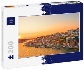 Lais Puzzle - Wunderschöner Sonnenuntergang über dem Stadtzentrum von Porto und dem Fluss Douro, Portugal. Die Brücke Dom Luis I. ist ein beliebtes Ausflugsziel, da sie einen so schönen Blick über die Gegend bietet - 200 Teile