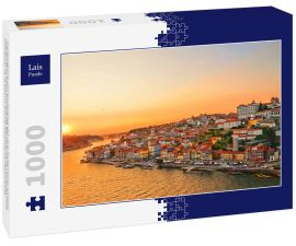 Lais Puzzle - Wunderschöner Sonnenuntergang über dem Stadtzentrum von Porto und dem Fluss Douro, Portugal. Die Brücke Dom Luis I. ist ein beliebtes Ausflugsziel, da sie einen so schönen Blick über die Gegend bietet - 1.000 Teile