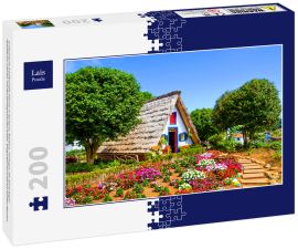 Lais Puzzle - Erstaunliche traditionelle Häuser in Santana, Madeira, Portugal. Die dreieckigen Holzhäuser sind ein Teil des portugiesischen Erbes. Vorgarten mit schönen bunten Blumen - 200 Teile