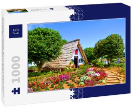 Lais Puzzle - Erstaunliche traditionelle Häuser in Santana, Madeira, Portugal. Die dreieckigen Holzhäuser sind ein Teil des portugiesischen Erbes. Vorgarten mit schönen bunten Blumen - 1.000 Teile