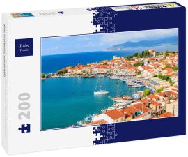 Lais Puzzle - Blick auf den Hafen von Pythagorion mit bunten Häusern und blauem Meer, Insel Samos, Griechenland - 200 Teile