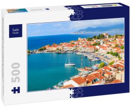 Lais Puzzle - Blick auf den Hafen von Pythagorion mit bunten Häusern und blauem Meer, Insel Samos, Griechenland - 500 Teile
