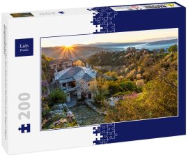 Lais Puzzle - Sonnenaufgang über dem malerischen Dorf Vitsa in der Region Zagori, Nordgriechenland - 200 Teile