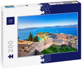Lais Puzzle - Altstadt von Nafplion in Griechenland, Ansicht von oben mit Ziegeldächern, kleinem Hafen und der Burg von Bourtzi am Wasser des Mittelmeers - 200 Teile