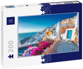 Lais Puzzle - Santorin, Griechenland. Bilderq Ansicht traditioneller kykladischer Santorini-Häuser an einer kleinen Straße mit Blumen im Vordergrund. Standort: Oia Dorf, Santorini, Griechenland - 200 Teile