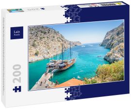 Lais Puzzle - Schöne sonnige Küste Blick auf das griechische blaue Meer mit kristallklarem Wasser Strand mit großen touristischen Boot Kreuzfahrt rund um Pier in Vathys Bay, Patmos Island, Kos, Dodekanes Inseln, Griechenland - 200 Teile