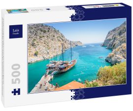 Lais Puzzle - Schöne sonnige Küste Blick auf das griechische blaue Meer mit kristallklarem Wasser Strand mit großen touristischen Boot Kreuzfahrt rund um Pier in Vathys Bay, Patmos Island, Kos, Dodekanes Inseln, Griechenland - 500 Teile