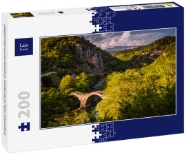 Lais Puzzle - Plakidas-Brücke mit dem Dorf Kipi im Hintergrund. Gewölbte Steinbrücke von Kalogeriko über den Fluss Voidomatis. Zentrale Zagoria, Epirus, Griechenland - 200 Teile