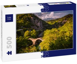 Lais Puzzle - Plakidas-Brücke mit dem Dorf Kipi im Hintergrund. Gewölbte Steinbrücke von Kalogeriko über den Fluss Voidomatis. Zentrale Zagoria, Epirus, Griechenland - 500 Teile