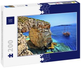 Lais Puzzle - Touristenboot auf dem Weg zum Trypitos (auch bekannt als "Kamara"), einem natürlichen Felsbogen auf der Insel Paxos, Ionisches Meer, Griechenland. Im Hintergrund die Insel Antipaxos - 200 Teile