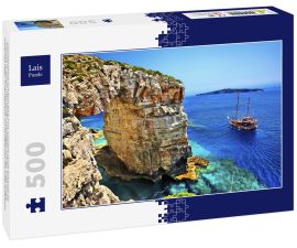 Lais Puzzle - Touristenboot auf dem Weg zum Trypitos (auch bekannt als "Kamara"), einem natürlichen Felsbogen auf der Insel Paxos, Ionisches Meer, Griechenland. Im Hintergrund die Insel Antipaxos - 500 Teile