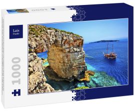Lais Puzzle - Touristenboot auf dem Weg zum Trypitos (auch bekannt als "Kamara"), einem natürlichen Felsbogen auf der Insel Paxos, Ionisches Meer, Griechenland. Im Hintergrund die Insel Antipaxos - 1.000 Teile