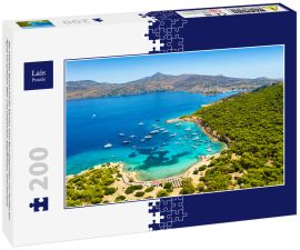 Lais Puzzle - Der beliebte Strand auf der kleinen Insel Moni gegenüber von Perdika bei Ägina mit türkisem Meer und zahlreichen Segelbooten, Griechenland - 200 Teile