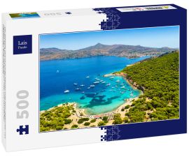 Lais Puzzle - Der beliebte Strand auf der kleinen Insel Moni gegenüber von Perdika bei Ägina mit türkisem Meer und zahlreichen Segelbooten, Griechenland - 500 Teile