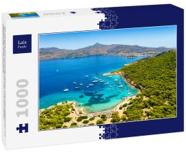 Lais Puzzle - Der beliebte Strand auf der kleinen Insel Moni gegenüber von Perdika bei Ägina mit türkisem Meer und zahlreichen Segelbooten, Griechenland - 1.000 Teile
