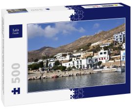 Lais Puzzle - Insel Tilos - Die Strandpromenade des traditionellen Dorfes Livadi an einem Sommertag, Ägäisches Meer, Dodekanes, Griechenland - 500 Teile