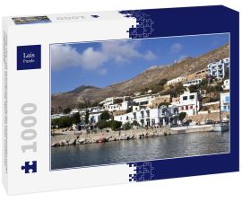 Lais Puzzle - Insel Tilos - Die Strandpromenade des traditionellen Dorfes Livadi an einem Sommertag, Ägäisches Meer, Dodekanes, Griechenland - 1.000 Teile