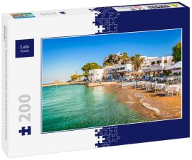 Lais Puzzle - Insel Patmos, Griechenland. Dorf Skala und Hafenansicht mit Strand am Hafen - 200 Teile