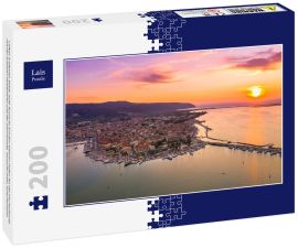 Lais Puzzle - Lefkas (Lefkada) Stadt, tolle Aussicht auf den kleinen Hafen für die Fischerboote mit der schönen Holzbrücke und der Promenade, Ionische Insel, Griechenland - 200 Teile