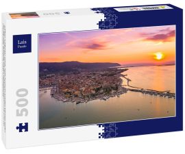 Lais Puzzle - Lefkas (Lefkada) Stadt, tolle Aussicht auf den kleinen Hafen für die Fischerboote mit der schönen Holzbrücke und der Promenade, Ionische Insel, Griechenland - 500 Teile
