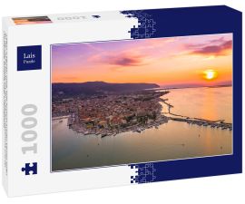 Lais Puzzle - Lefkas (Lefkada) Stadt, tolle Aussicht auf den kleinen Hafen für die Fischerboote mit der schönen Holzbrücke und der Promenade, Ionische Insel, Griechenland - 1.000 Teile