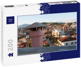 Lais Puzzle - Ein Schornstein und der Blick auf das Dorf Peta in Griechenland - 200 Teile