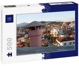Lais Puzzle - Ein Schornstein und der Blick auf das Dorf Peta in Griechenland - 500 Teile