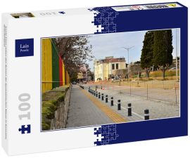 Lais Puzzle - bunte Eisen neben den Ruinen der byzantinischen Mauer in Komotini, Griechenland - 100 Teile