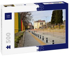 Lais Puzzle - bunte Eisen neben den Ruinen der byzantinischen Mauer in Komotini, Griechenland - 500 Teile