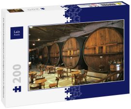 Lais Puzzle - Ein Weinverkostungsraum mit riesigen Fässern in Mendoza - 200 Teile