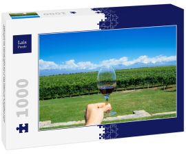 Lais Puzzle - Männliche Hand hält ein Glas Wein mit Anden und Weingut im Hintergrund in Mendonza, Argentinien - 1.000 Teile