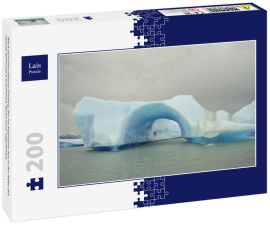 Lais Puzzle - Blick auf einen blauen Eisberg, der im Argentino-See in der Nähe des Upsala-Gletschers schwimmt, Santa Cruz, Argentinien.  - 200 Teile