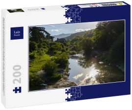 Lais Puzzle - Blick auf den Sonnenuntergang in den Bergen, der das Sonnenlicht auf dem Fluss während der Sommersaison in La Cumbrecita, Cordoba, Argentinien reflektiert - 200 Teile