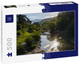 Lais Puzzle - Blick auf den Sonnenuntergang in den Bergen, der das Sonnenlicht auf dem Fluss während der Sommersaison in La Cumbrecita, Cordoba, Argentinien reflektiert - 500 Teile