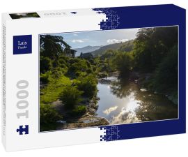 Lais Puzzle - Blick auf den Sonnenuntergang in den Bergen, der das Sonnenlicht auf dem Fluss während der Sommersaison in La Cumbrecita, Cordoba, Argentinien reflektiert - 1.000 Teile