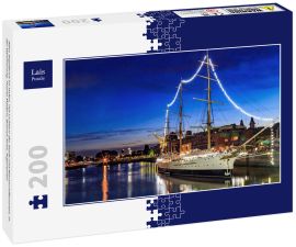 Lais Puzzle - Altes Segelboot im Hafen, mit Lichtern der Stadt und Wasserreflexionen, in der Dämmerung. Puerto Madero, Buenos Aires, Argentinien - 200 Teile