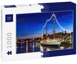Lais Puzzle - Altes Segelboot im Hafen, mit Lichtern der Stadt und Wasserspiegelungen, in der Dämmerung. Puerto Madero, Buenos Aires, Argentinien - 1.000 Teile