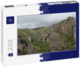 Lais Puzzle - Jurassische Landschaft. Panoramablick auf die Berge, den grünen Wald und die Felsformationen Los Terrones in Cordoba, Argentinien - 200 Teile