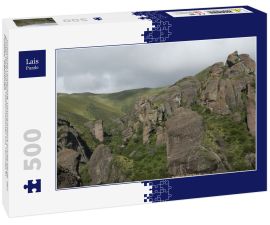 Lais Puzzle - Jurassische Landschaft. Panoramablick auf die Berge, den grünen Wald und die Felsformationen Los Terrones in Cordoba, Argentinien - 500 Teile