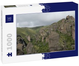 Lais Puzzle - Jurassische Landschaft. Panoramablick auf die Berge, den grünen Wald und die Felsformationen Los Terrones in Cordoba, Argentinien - 1.000 Teile
