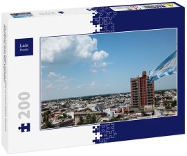 Lais Puzzle - Die argentinische Flagge weht im Wind vor einem blauen Himmel, Victoria City, Entre Rios, Argentinien - 200 Teile
