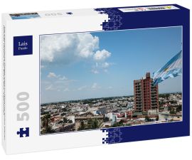 Lais Puzzle - Die argentinische Flagge weht im Wind vor einem blauen Himmel, Victoria City, Entre Rios, Argentinien - 500 Teile