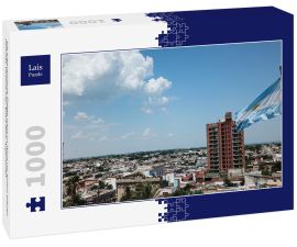 Lais Puzzle - Die argentinische Flagge weht im Wind vor einem blauen Himmel, Victoria City, Entre Rios, Argentinien - 1.000 Teile