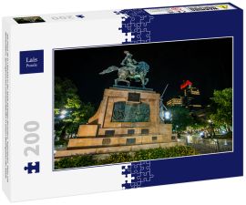 Lais Puzzle - Die Plaza de la Libertad in der Stadt Santiago del Estero, Argentinien. Platz mit Denkmälern, Springbrunnen und Grünflächen in einem Wohngebiet der Stadt. - 200 Teile