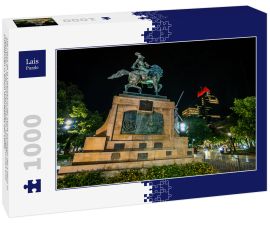 Lais Puzzle - Die Plaza de la Libertad in der Stadt Santiago del Estero in Argentinien. Platz mit Denkmälern, Springbrunnen und Grünflächen in einem Wohngebiet der Stadt. - 1.000 Teile