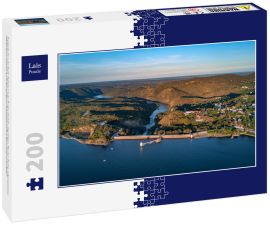 Lais Puzzle - Damm des Sees der Stadt "Embalse" in der Provinz Córdoba, Argentinien. Mit einer Drohne aufgenommenes Luftbild dieses zwischen den Bergen gelegenen Staudamms mit dem Wasserstand an der Spitze. - 200 Teile