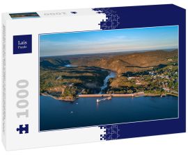 Lais Puzzle - Damm des Sees der Stadt "Embalse" in der Provinz Córdoba, Argentinien. Mit einer Drohne aufgenommenes Luftbild dieses zwischen den Bergen gelegenen Staudamms mit dem Wasserstand an der Spitze. - 1.000 Teile