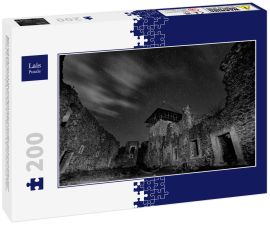 Lais Puzzle - Ruinen von Nevitsky Castle in der Nähe von Uzhgorod, Ukraine mit vielen glänzenden Sternen am dunklen Himmel. Schwarz-Weiß-Version. Nevitsky Burg. Eines der ältesten Gebäude in den Unterkarpaten mit einer internationalen Bedeutung. Das...