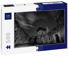 Lais Puzzle - Ruinen von Nevitsky Castle in der Nähe von Uzhgorod, Ukraine mit vielen glänzenden Sternen am dunklen Himmel. Schwarz-Weiß-Version. Nevitsky Burg. Eines der ältesten Gebäude in den Unterkarpaten mit einer internationalen Bedeutung. Das...